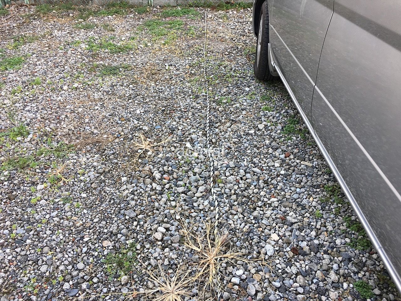 月極駐車場の駐車区画割りのためのロープが劣化していました！