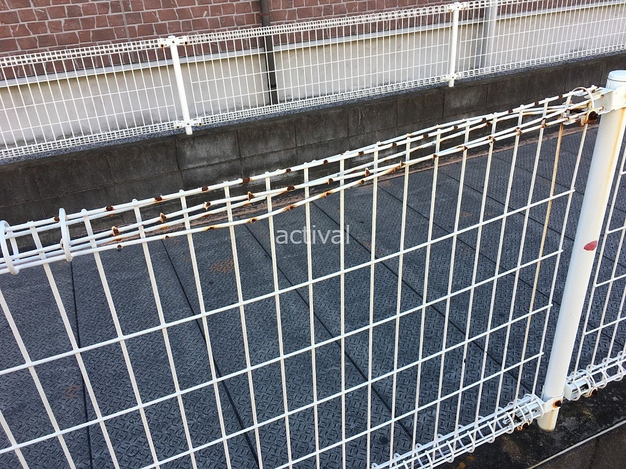 ア・ス・ヴェルデ駐車場のフェンスの網部分が劣化していました！