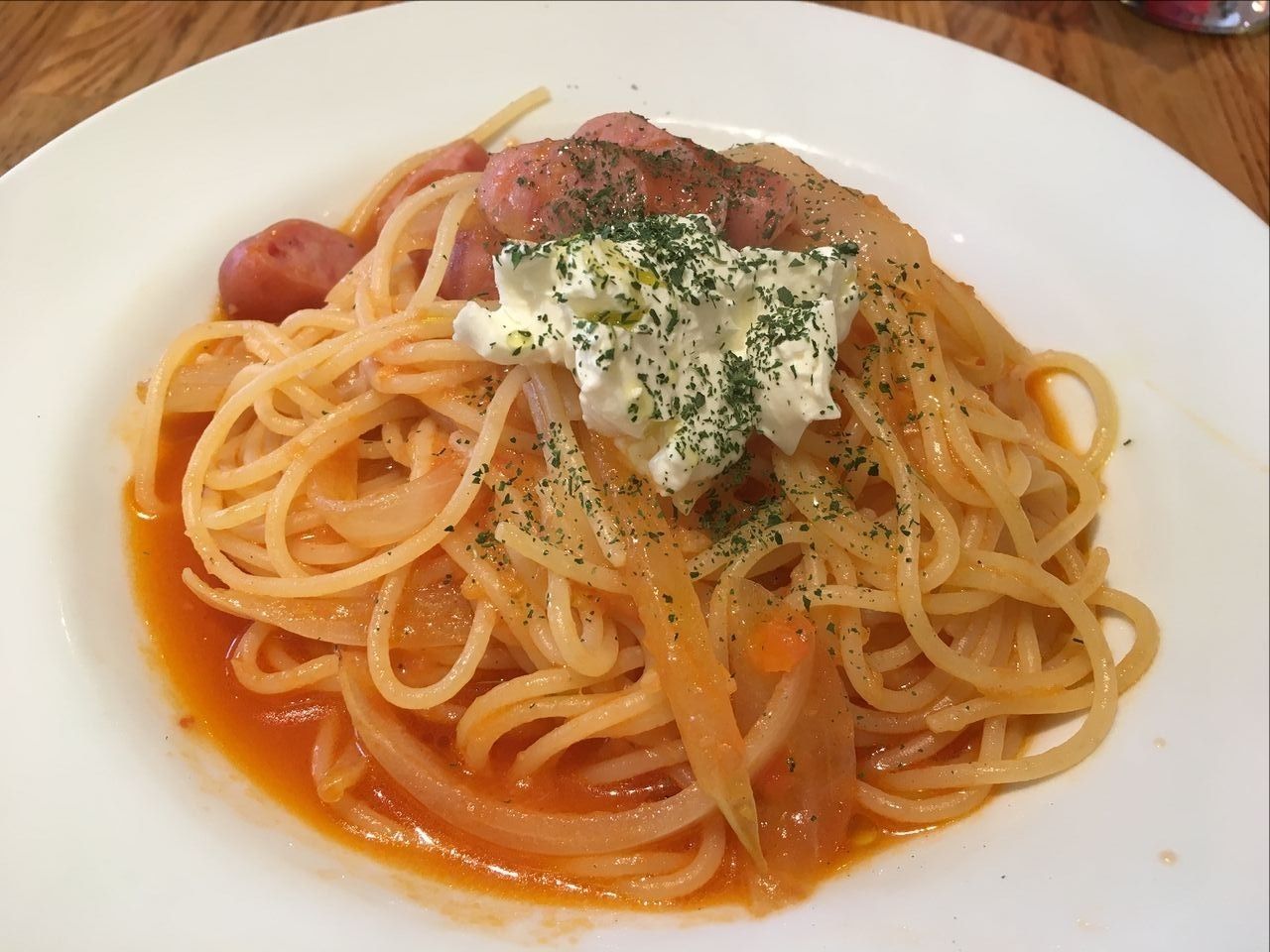 イタリアンバール GRATO(グラート)」さんのトマト系のソーセージと玉ネギのマスカルポーネチーズ添えのパスタです。