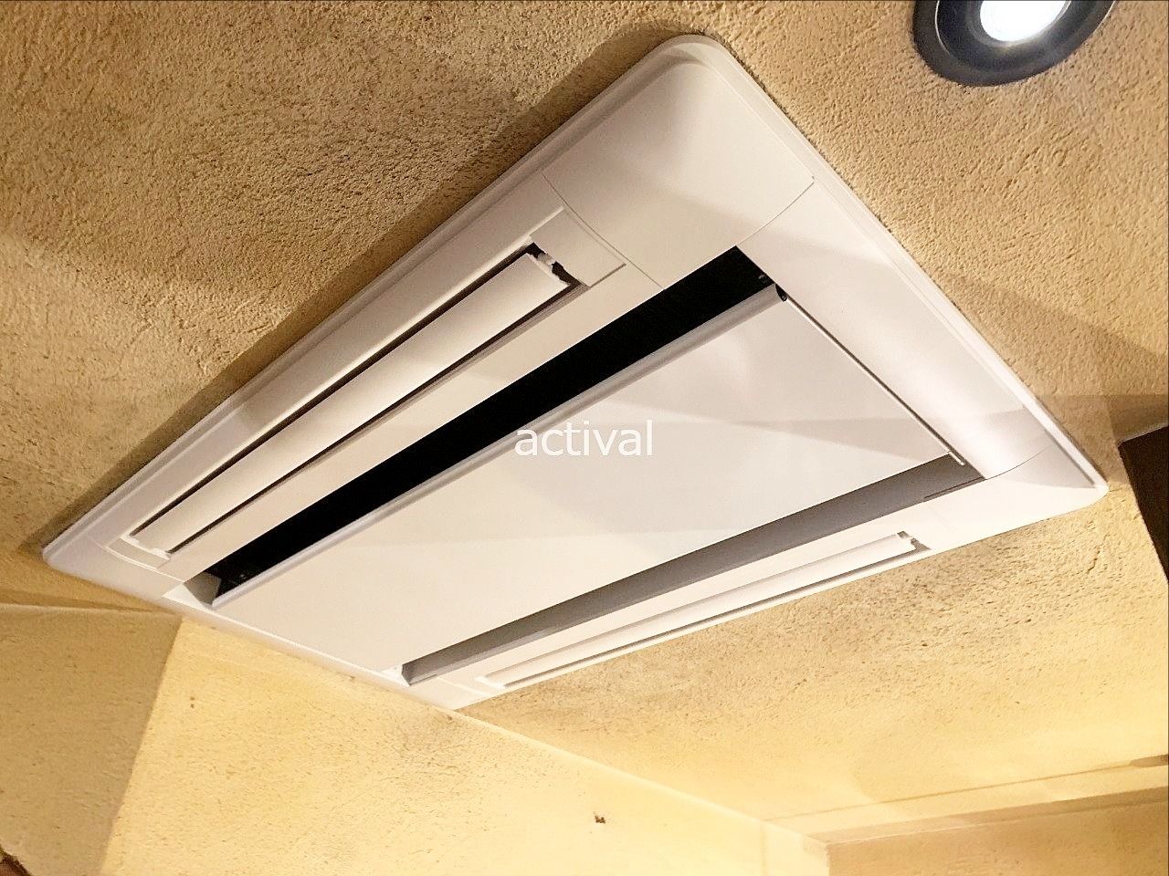天井埋め込み型エアコンの取り付けが完了しました。