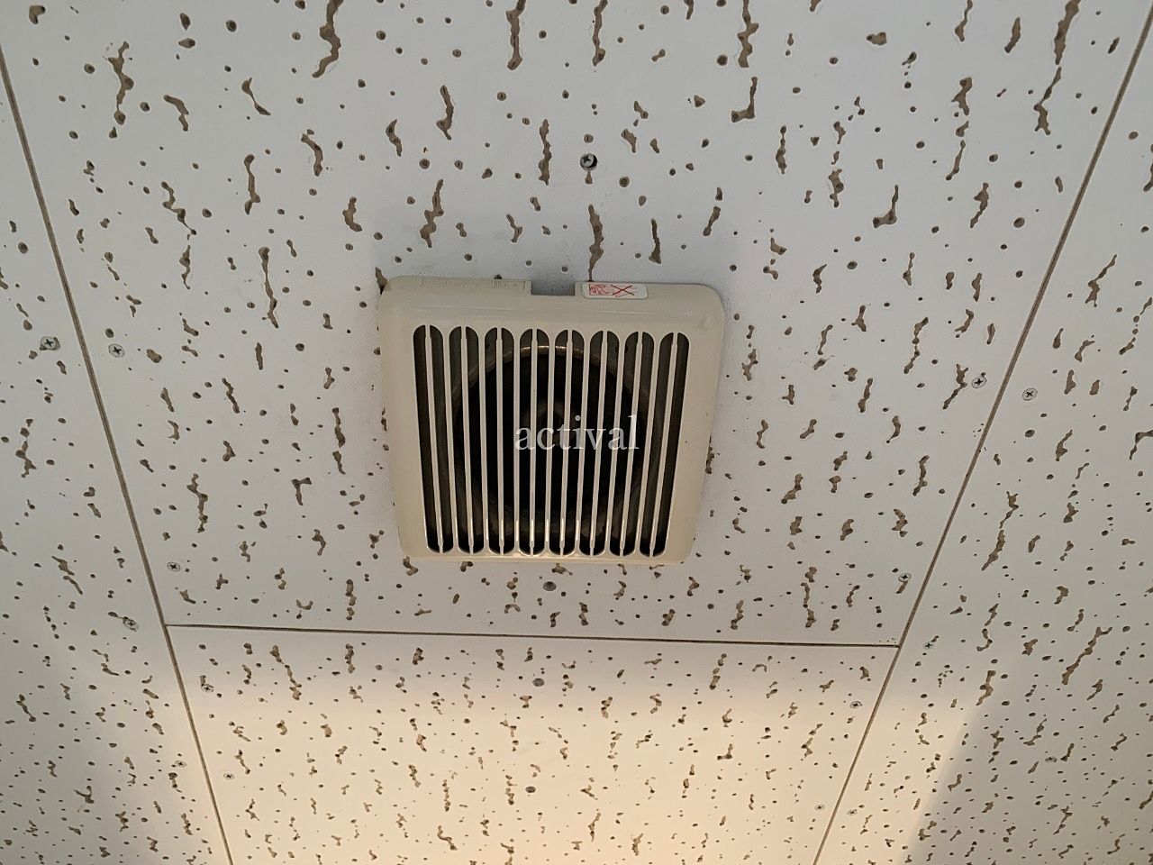ア・ス・ヴェルデⅢの共用スペースにあるトイレ内の換気扇を掃除しました。
