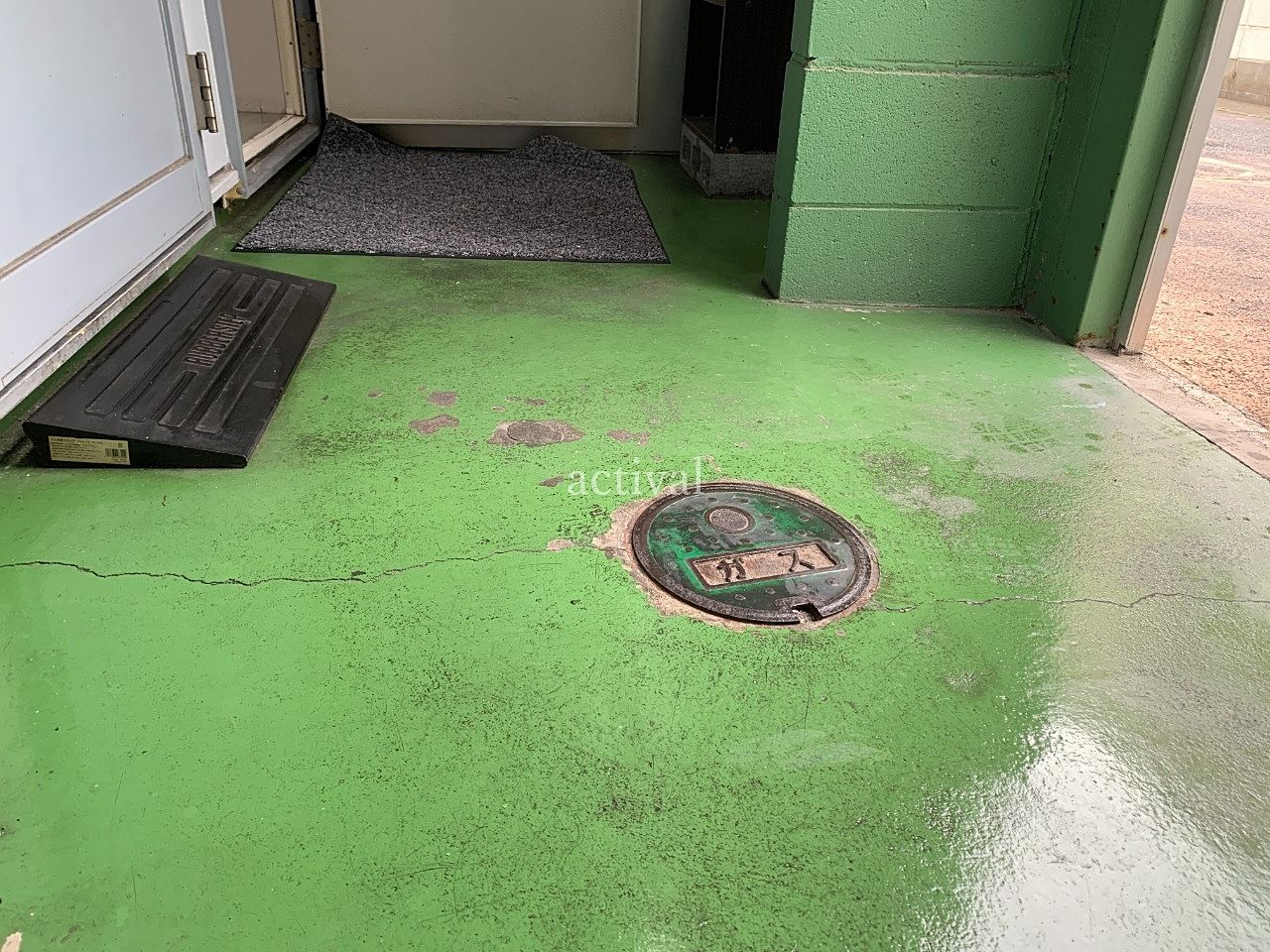 ア・ス・ヴェルデⅢの共用スペースの床掃除をしました。