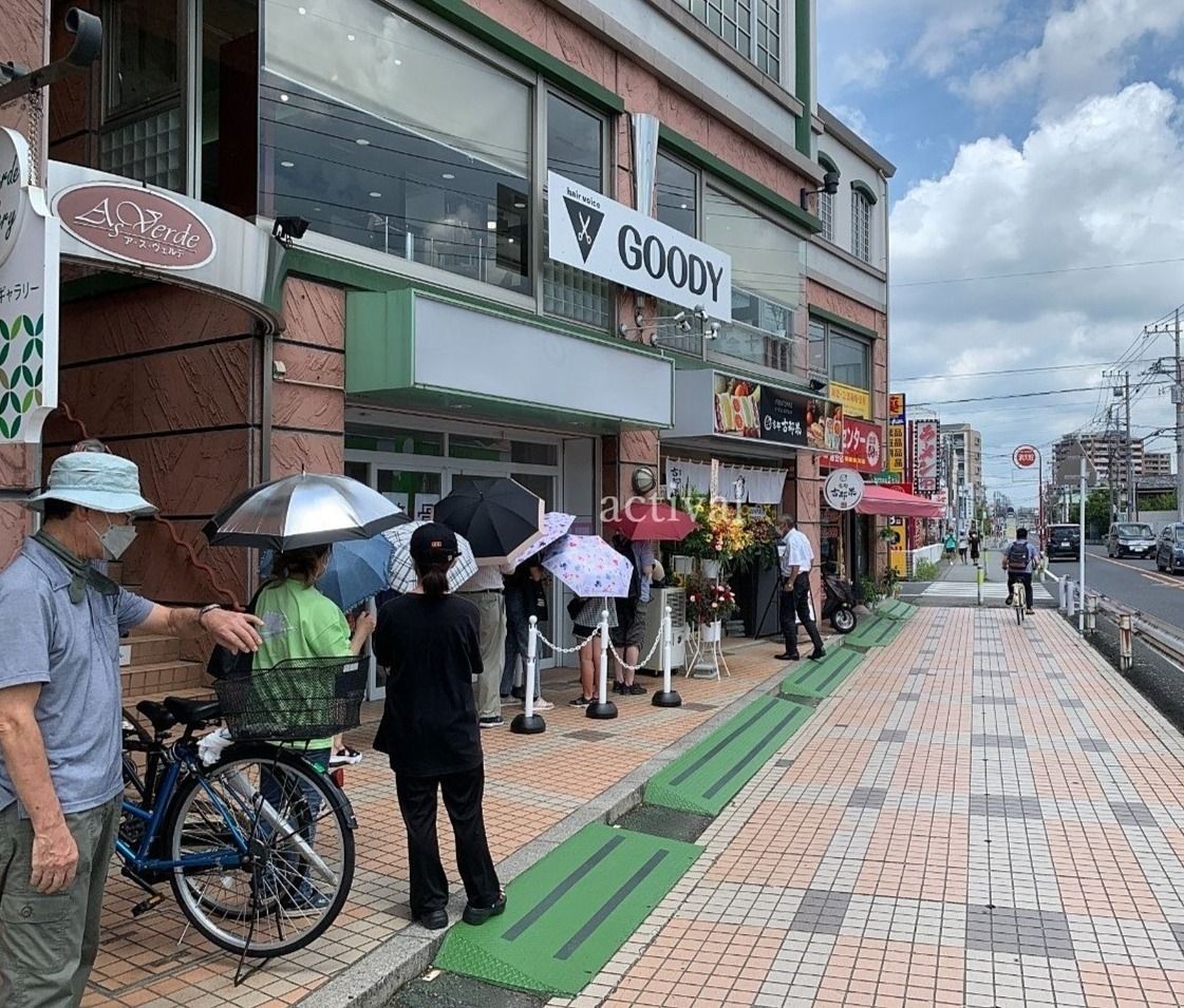 京都 古都果 越谷店のオープン前に並ぶお客さんです。
